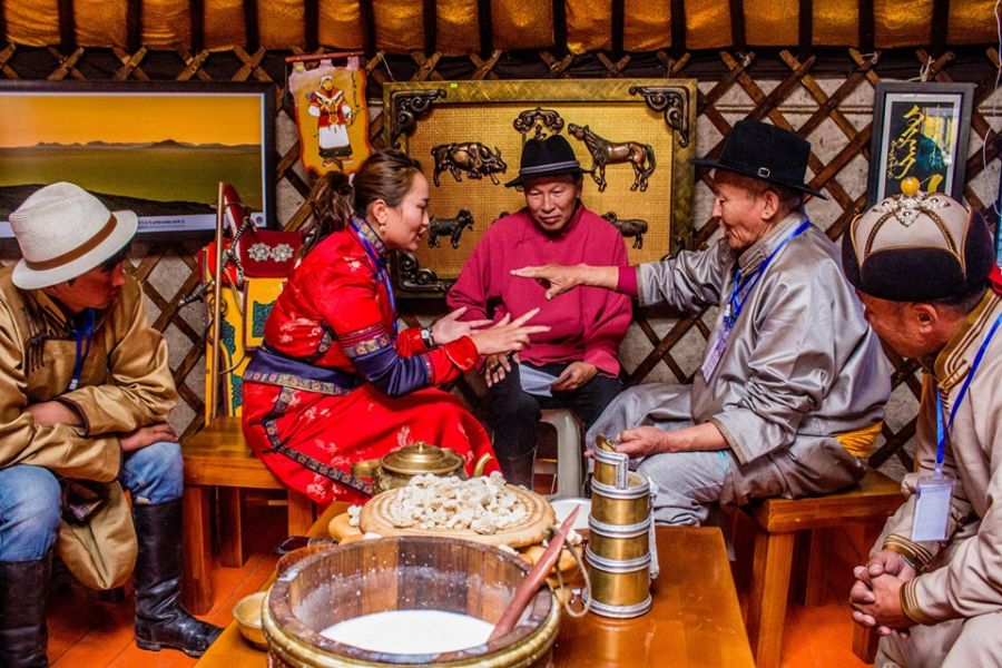 Хийморь бэлгэдсэн үйчүүр тоглоомтой Монгол наадгай